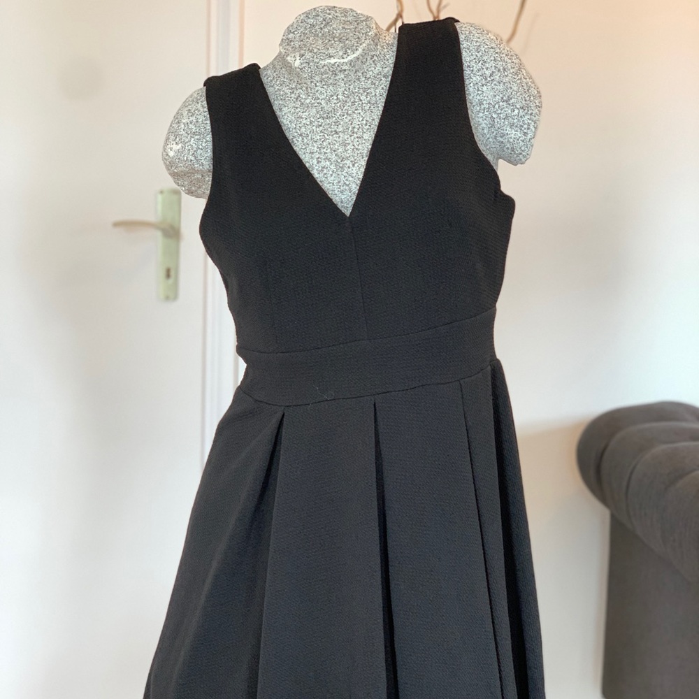 Black Sleeveless Cocktail Dress